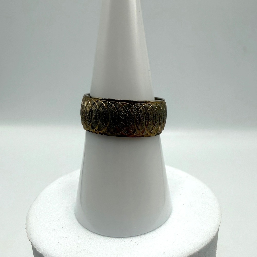 Vintage Textured Gold Tone Wide Band Ring Overlapping Circle Pattern Size 7.25